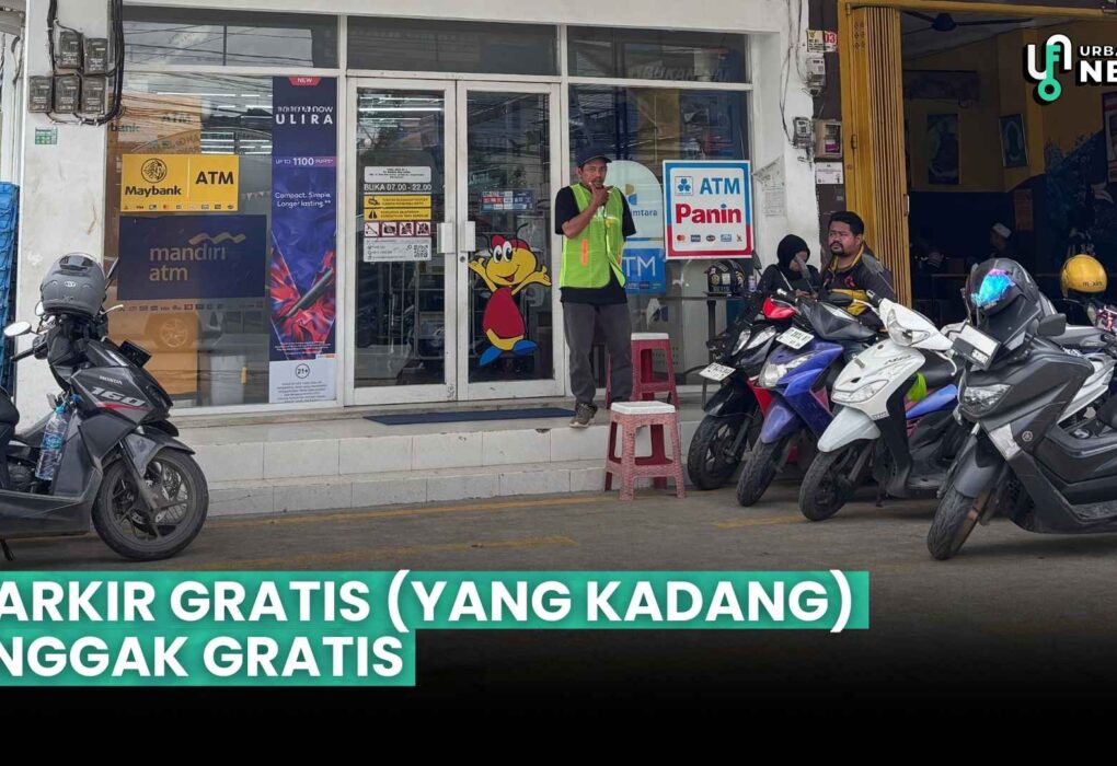 Area parkir salah satu ritel modern di Samarinda yang bertanda parkir gratis.
